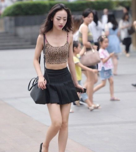 ��������Ů����һ���۸�Ƥ����������Ľ��ͼ��